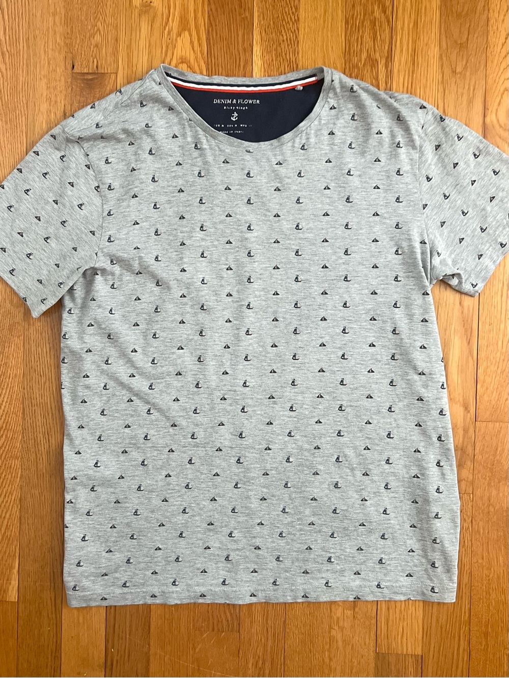 Light Grey Crew Neck Men's Tee With Small Navy Sailboat All-Over Print (M)